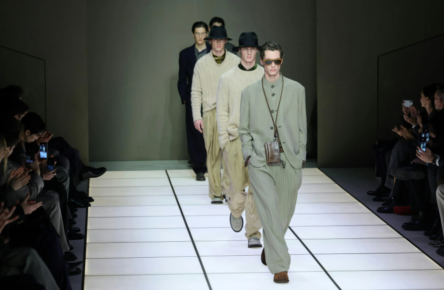 Giorgio Armani e o retorno do veludo molhado como linguagem de poder