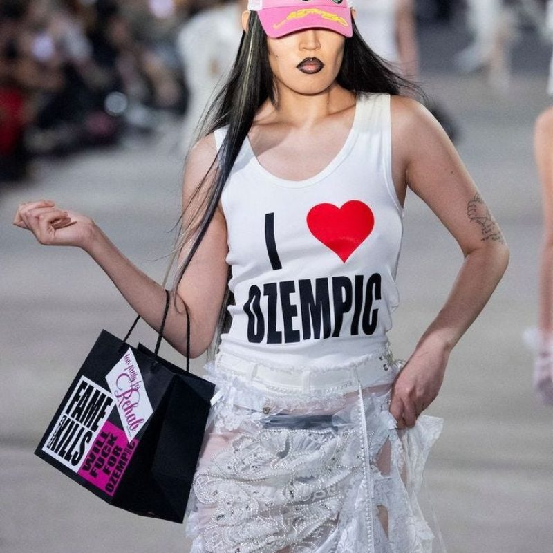 A marca Namilia desfilou a camiseta &lsquo;I ❤️ Ozempic&rsquo; no Berlin Fashion Week provocando debates sobre est&eacute;tica, sa&uacute;de e o culto &agrave; magreza extrema.