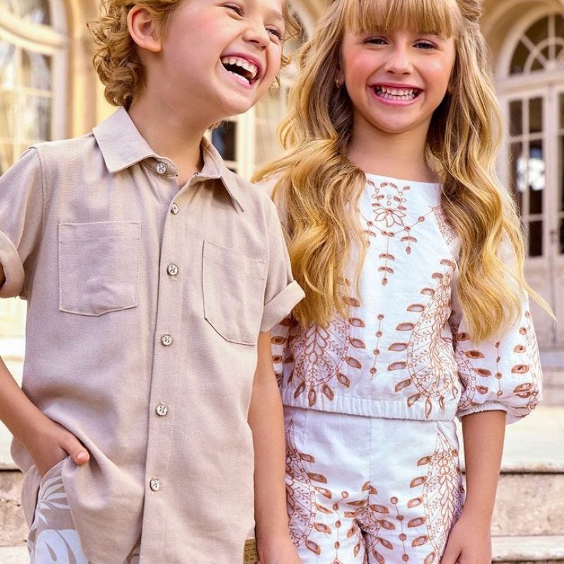 Esse estilo de roupa, muito parecido com roupas de adultos e sem nenhum tra&ccedil;o infantil de fato, faz com que as crian&ccedil;as se sintam e se comportem como adultas mais cedo. Hoje em dia, ao visitarmos a se&ccedil;&atilde;o infantil de um fast fashion, &eacute; exatamente esse tipo de roupa que encontramos: r&eacute;plicas em miniatura de roupas de homens e mulheres adultos, reproduzidas em tamanhos pequenos.